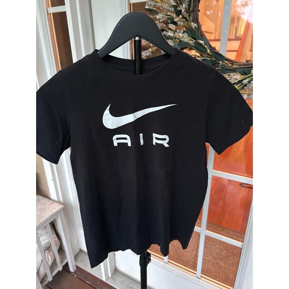 Nike Boys Tee Size Medium EUC